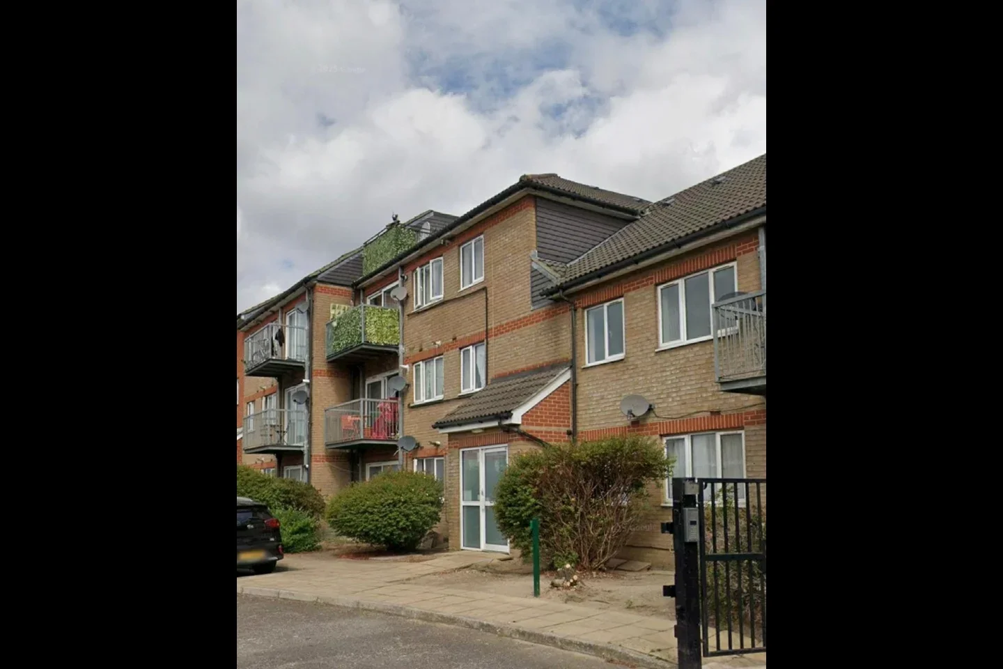 Flat Castle Road in Greater London