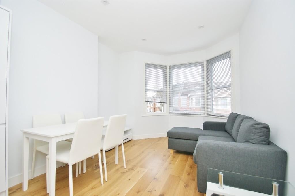 Flat Kings Road in Greater London