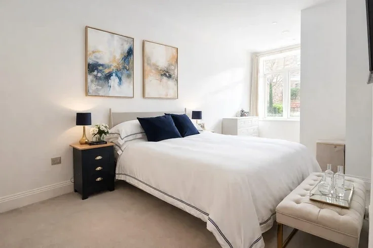 Flat Hogarth Lane in Greater London