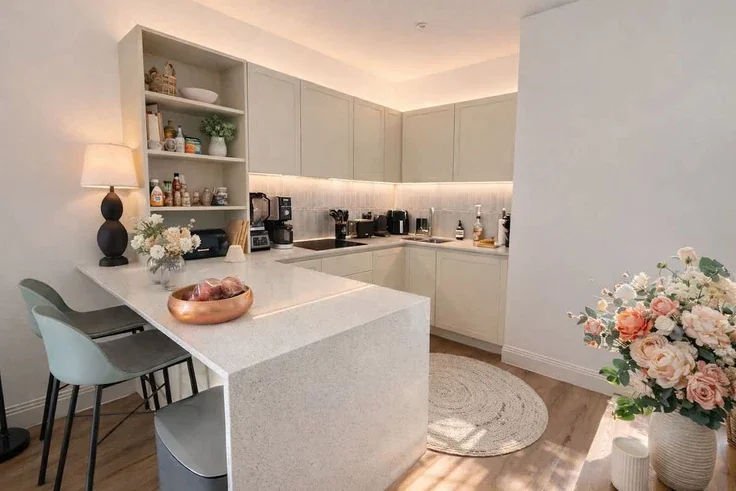 Flat Hogarth Lane in Greater London