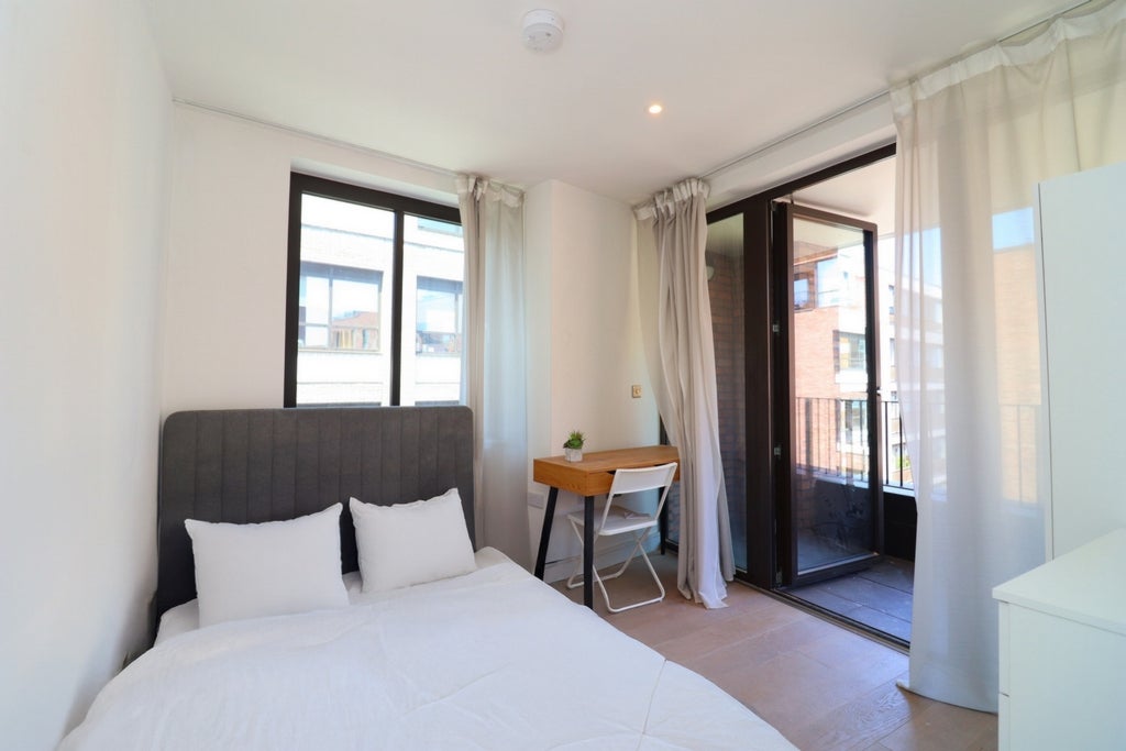 Room Globe Road in Greater London