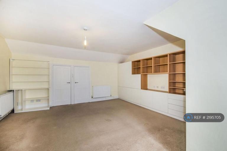 Flat Leigham Court in Greater London