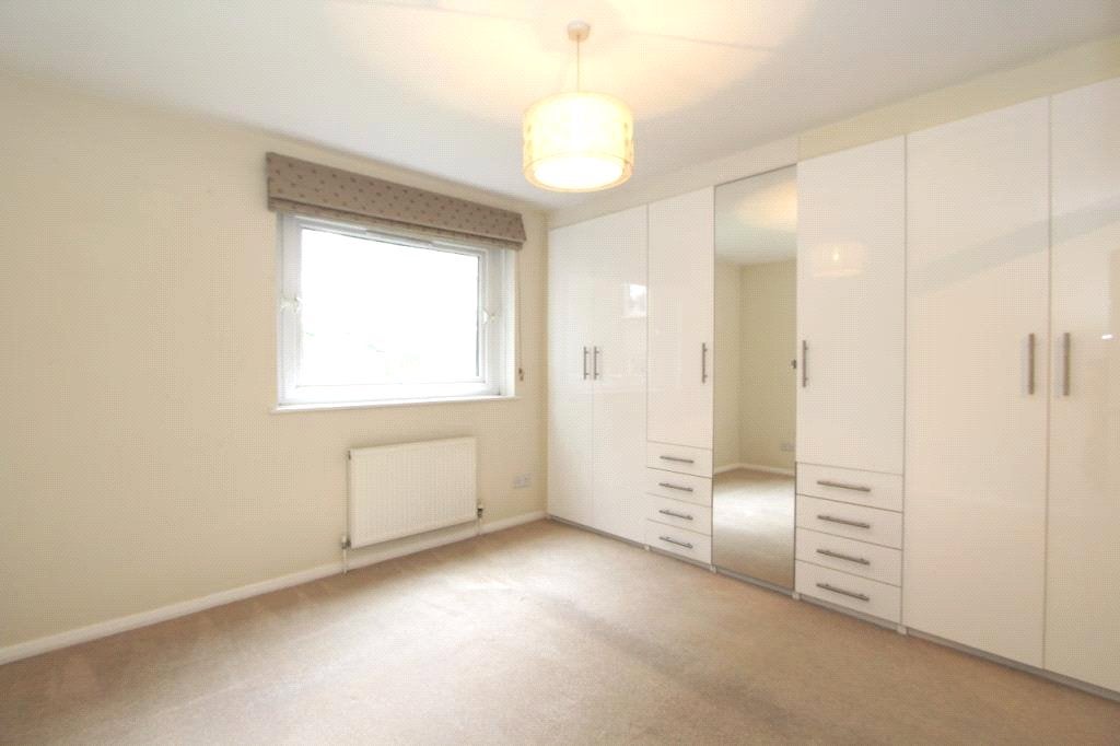 Flat Hillcrest Road in Greater London