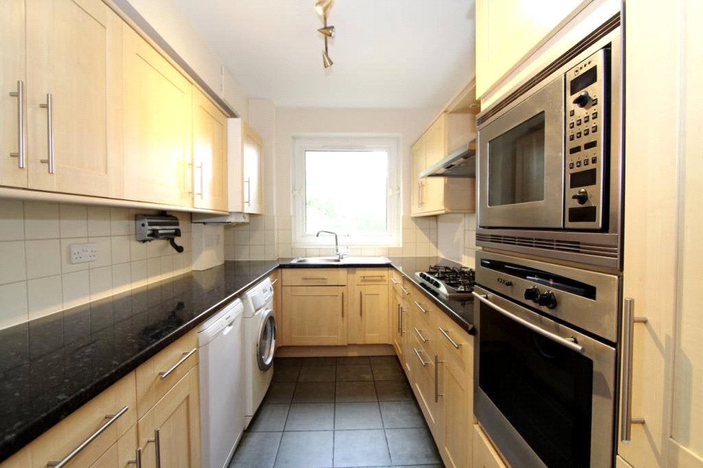 Flat Hillcrest Road in Greater London