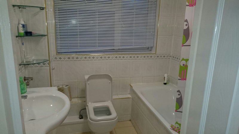 Room Manor Road in Greater London