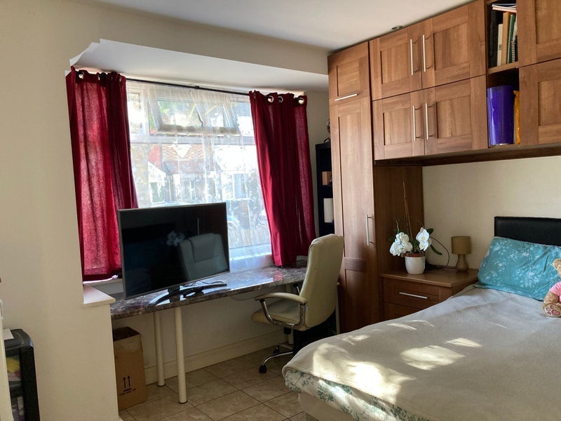 Room Knebworth Avenue in Greater London