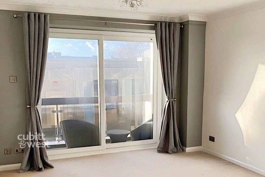 Flat Aldwick Road in Arun