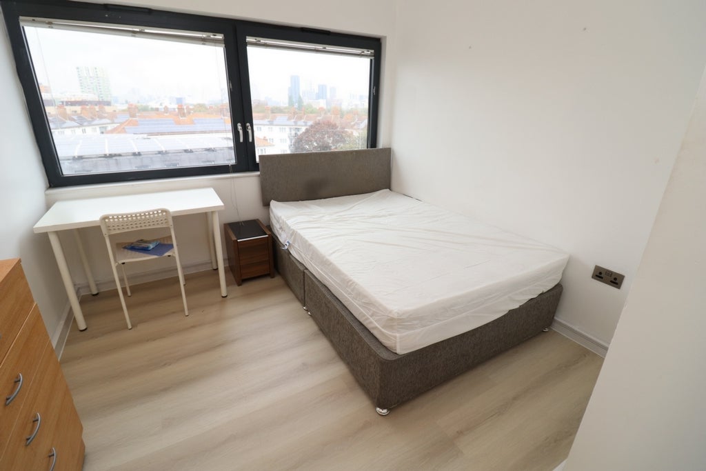 Room Globe Road in Greater London