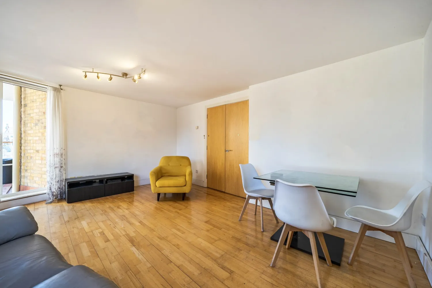 Flat Commercial Road in Greater London