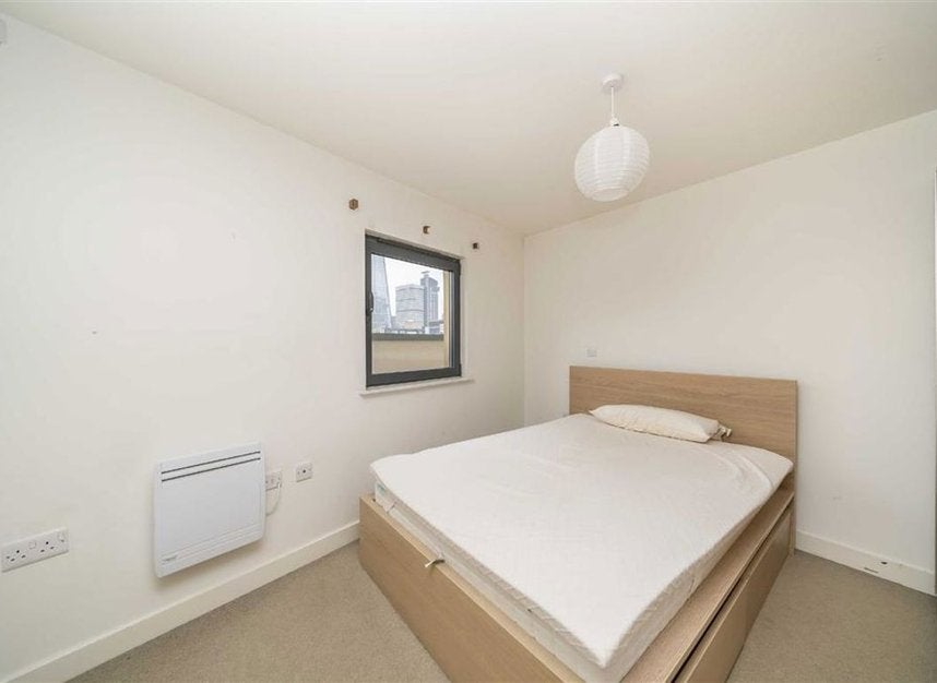 Flat Lant Street in Greater London