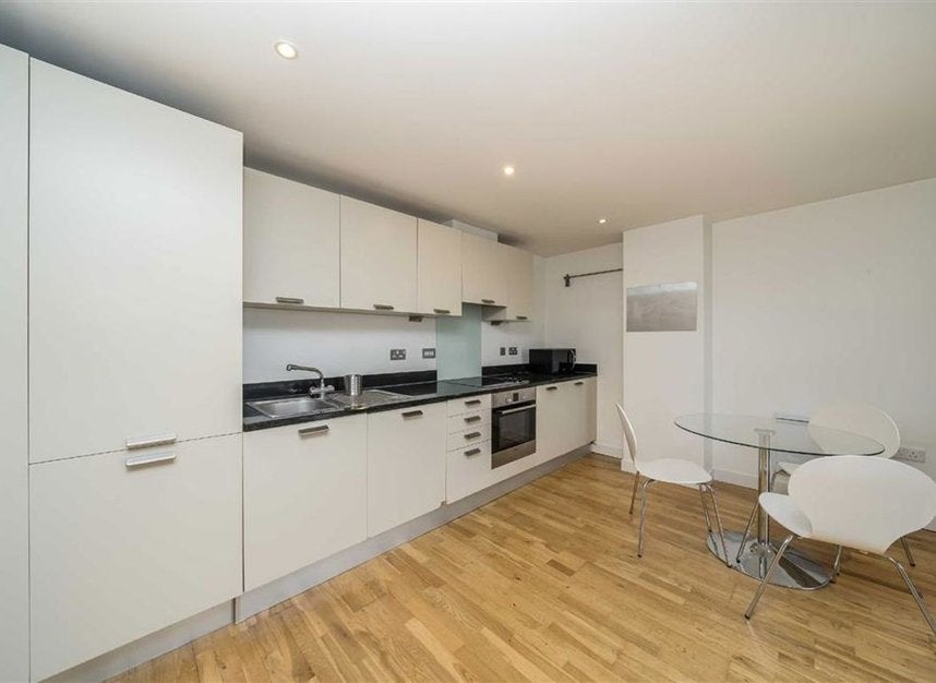 Flat Lant Street in Greater London