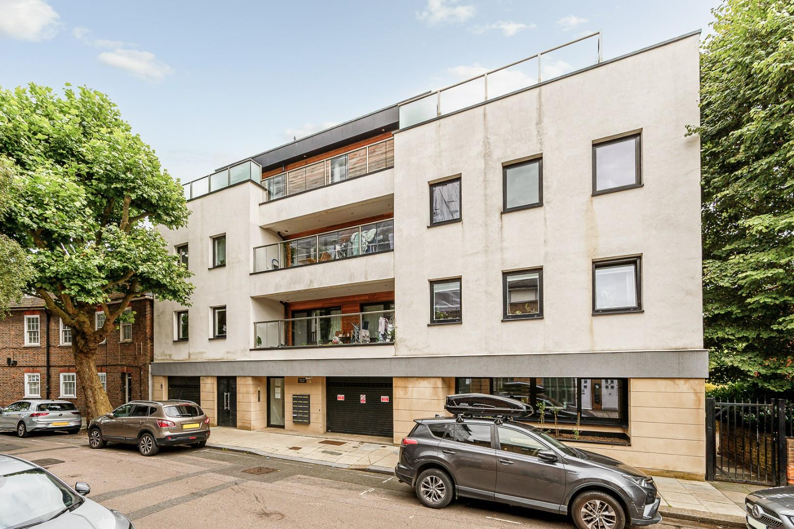 Flat Northcote Avenue in London