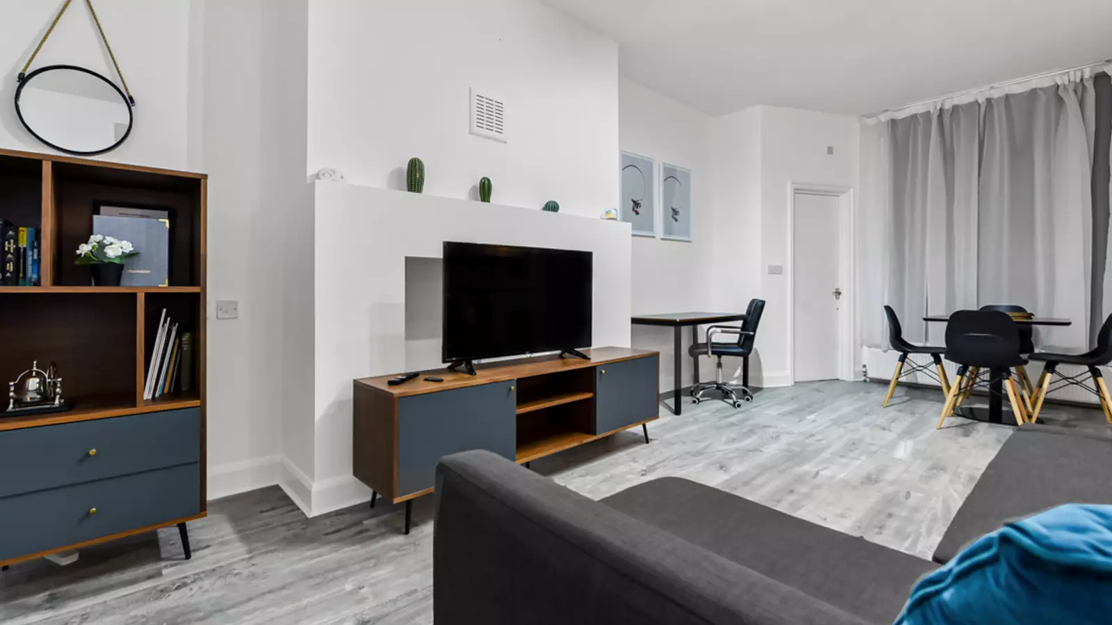 Flat Longridge Road in Greater London