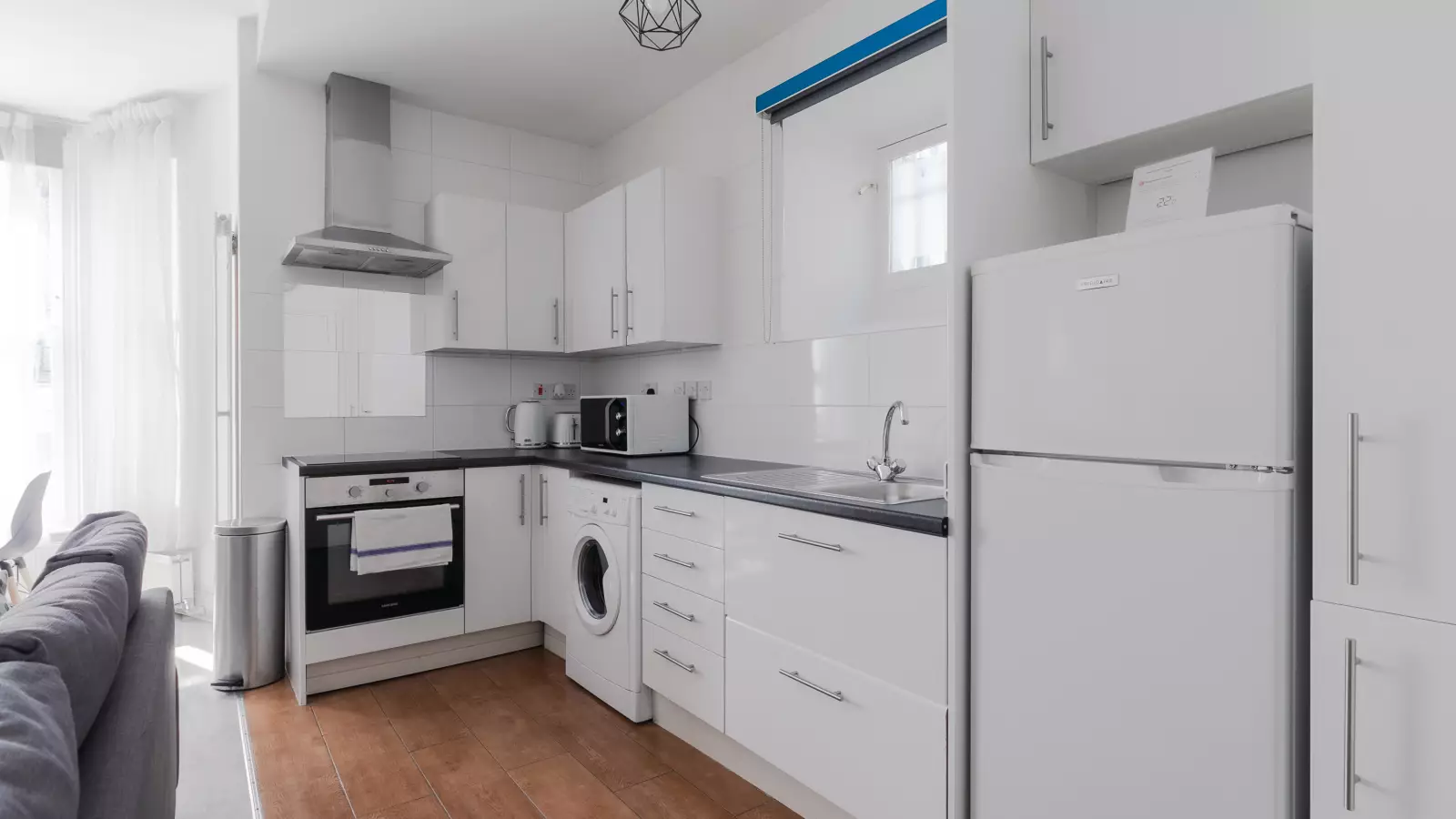 Flat Longridge Road in Greater London
