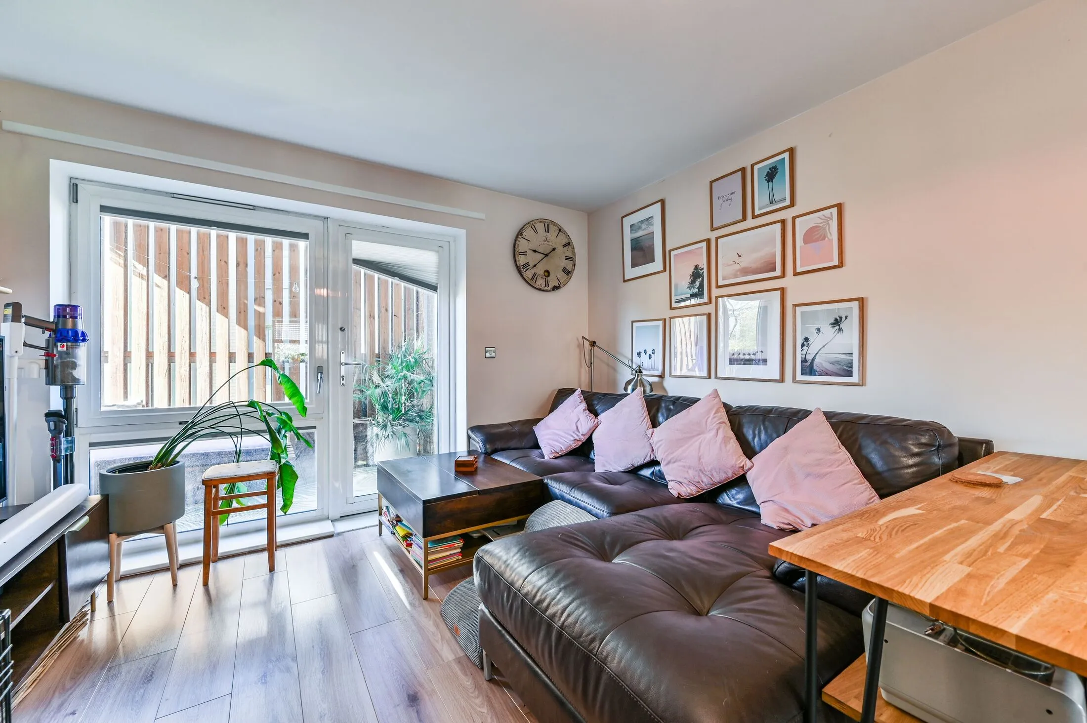 Flat Narford Road in Greater London