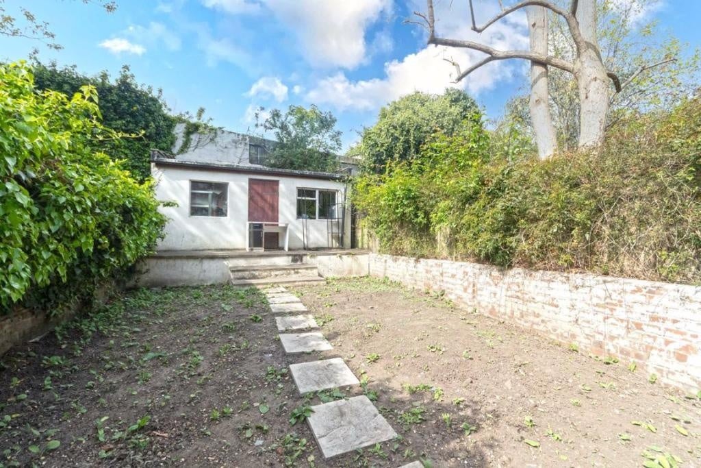 Flat Barclay Road in Greater London