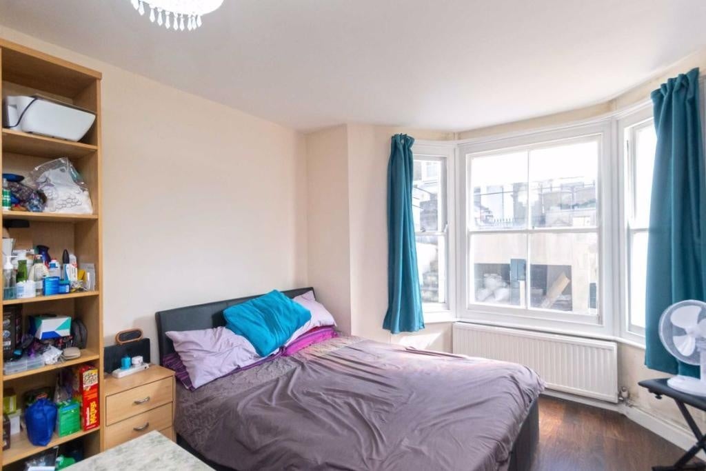 Flat Barclay Road in Greater London