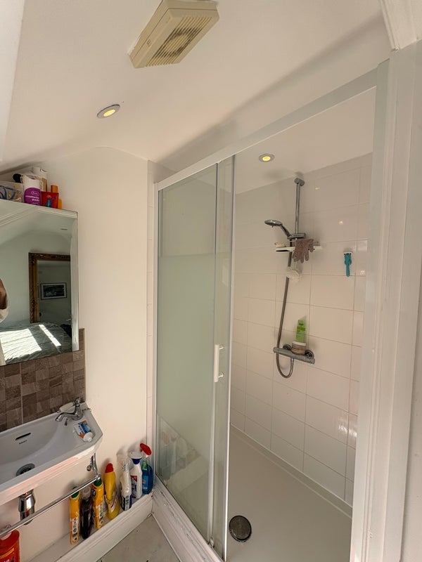 Room Crooke Road in Greater London