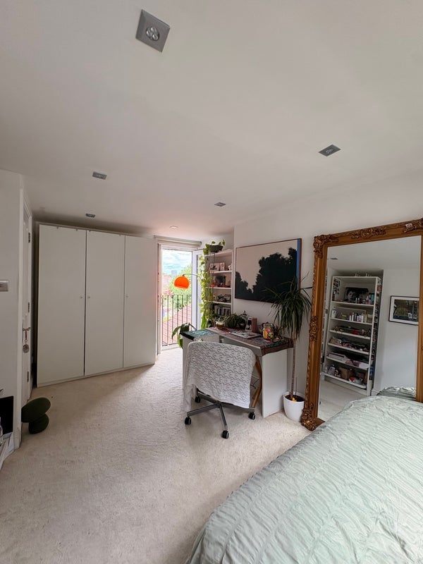 Room Crooke Road in Greater London