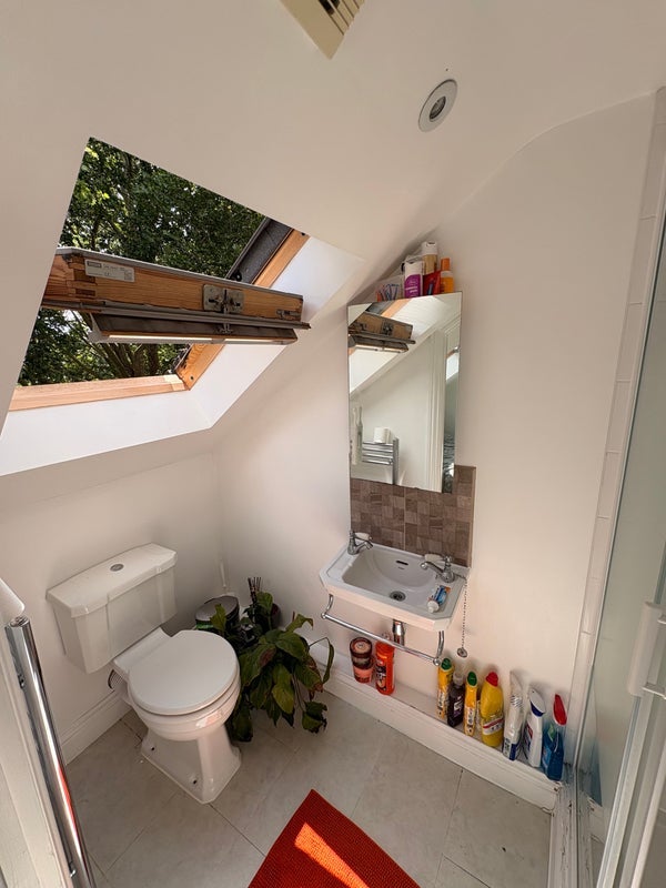 Room Crooke Road in Greater London
