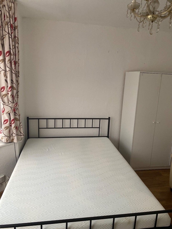 Room Camrose Avenue in Greater London