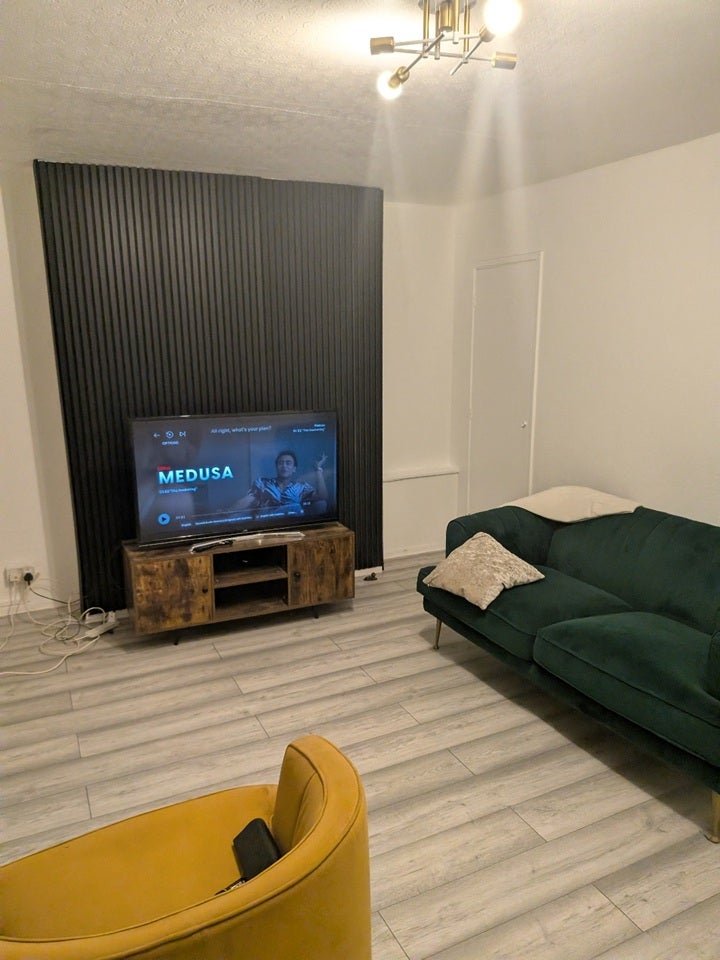 Flat Riley Road in Greater London