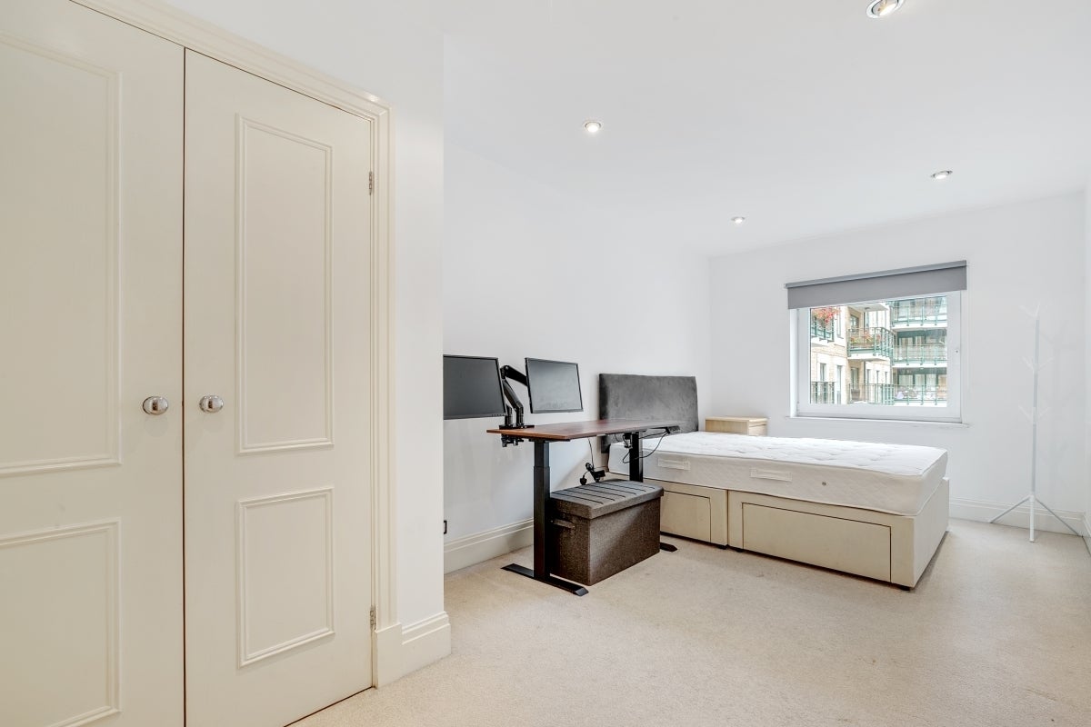 Flat Warwick Road in Greater London