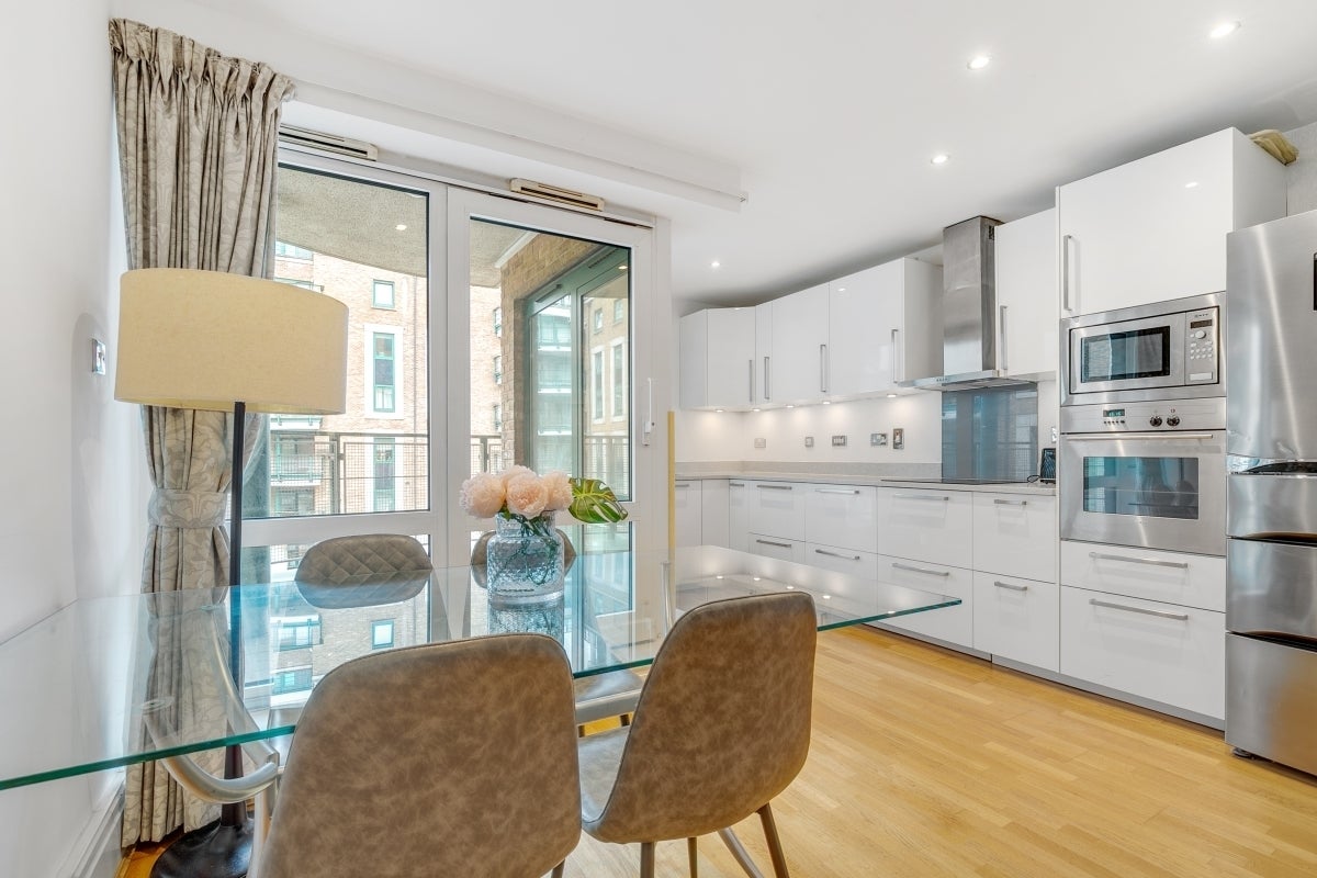 Flat Warwick Road in Greater London