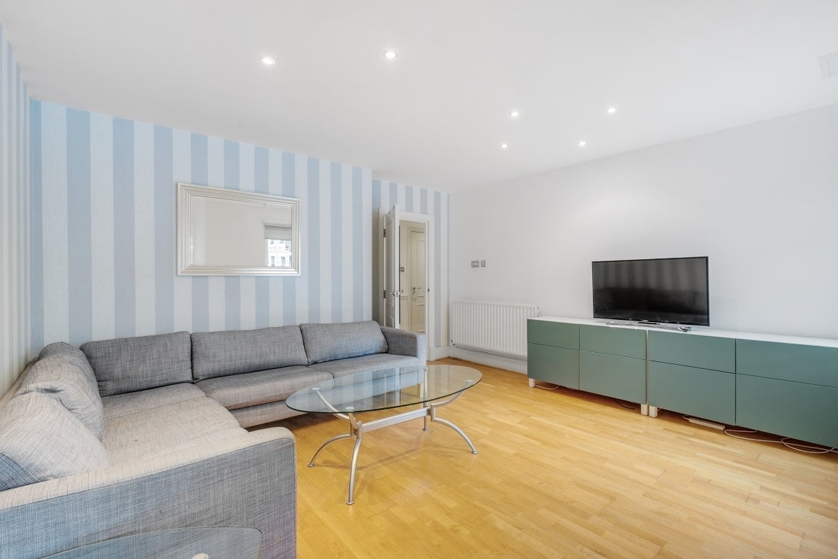 Flat Warwick Road in Greater London