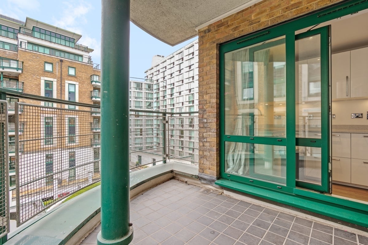 Flat Warwick Road in Greater London