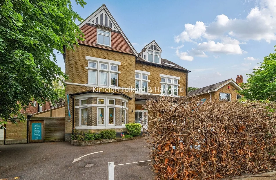 Flat Bromley Grove in Greater London