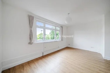 Flat Bromley Grove in Greater London