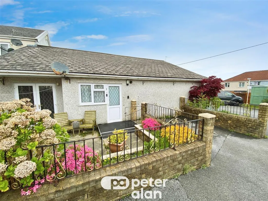 Flat Hirwaun Road in Hirwaun