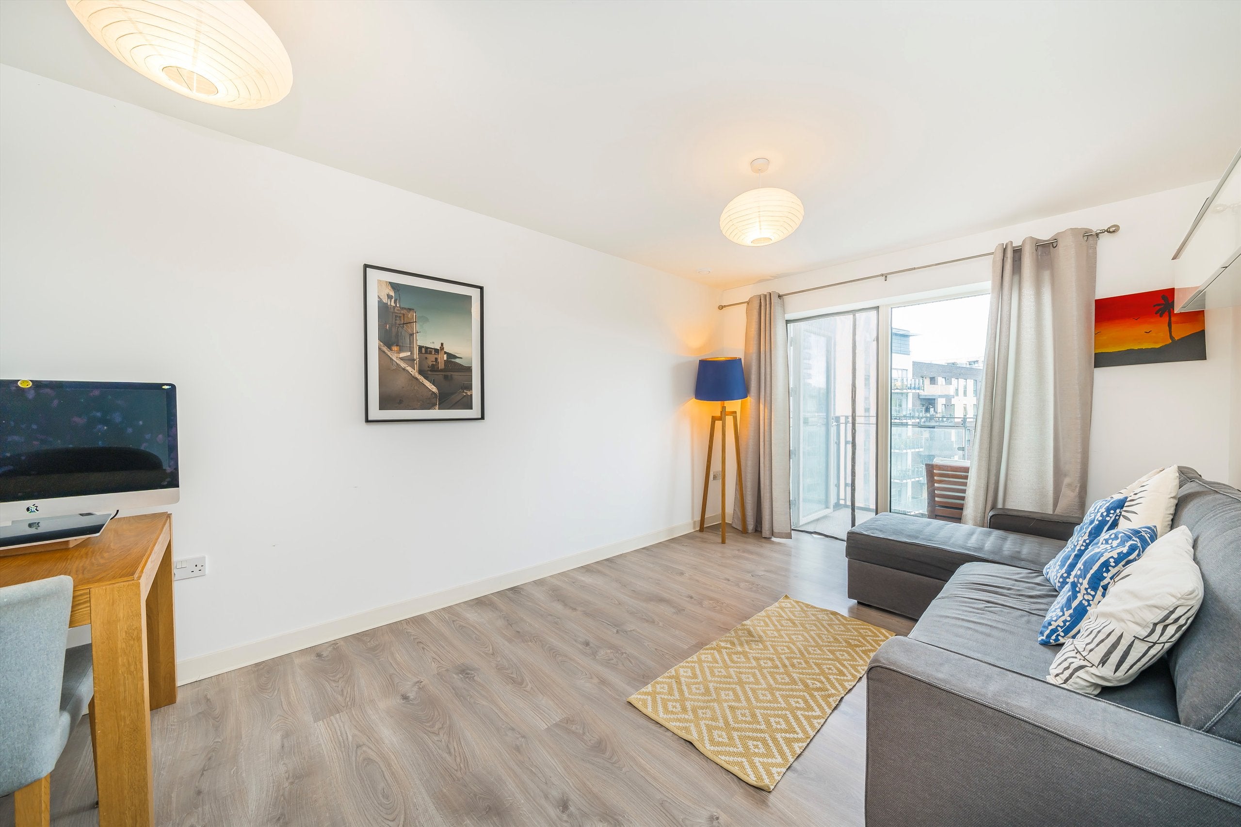 Flat Marine Street in Greater London
