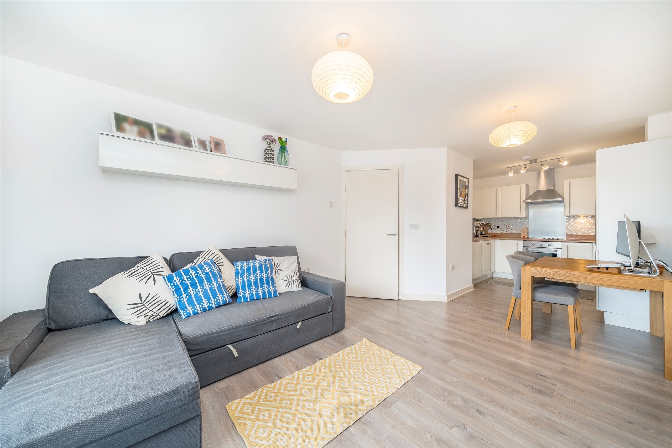 Flat Marine Street in Greater London