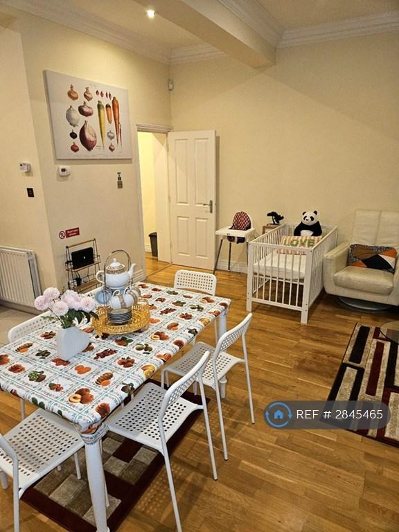 Room Harlington Road in Greater London