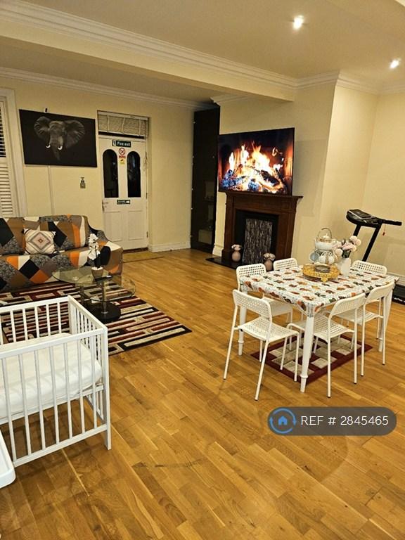 Room Harlington Road in Greater London