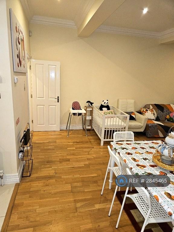 Room Harlington Road in Greater London