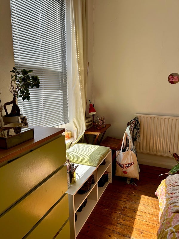 Room 1st Avenue in Greater London