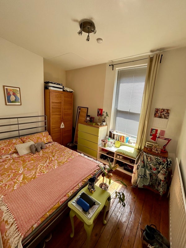 Room 1st Avenue in Greater London