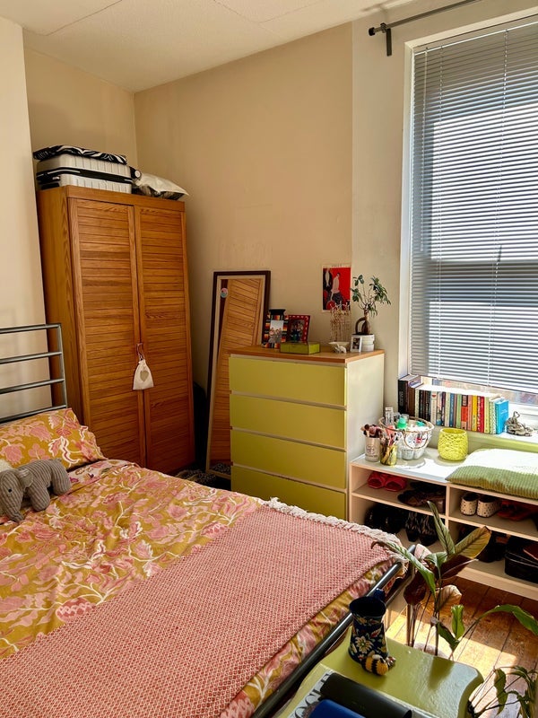 Room 1st Avenue in Greater London