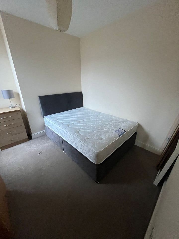 Room Milner Road in Liverpool