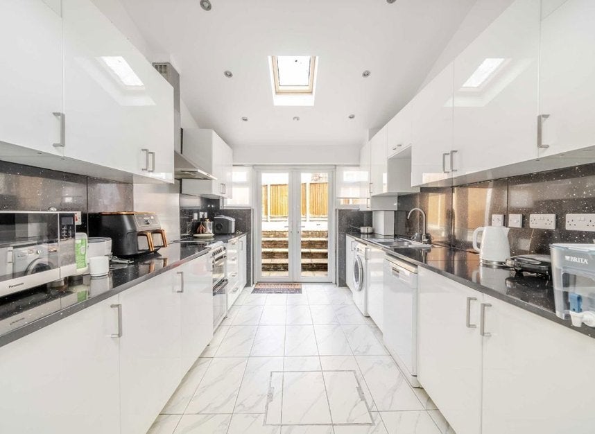 Flat Salcombe Gardens in Greater London