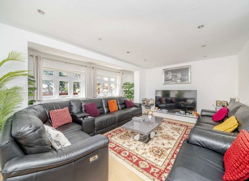 Flat Salcombe Gardens in Greater London