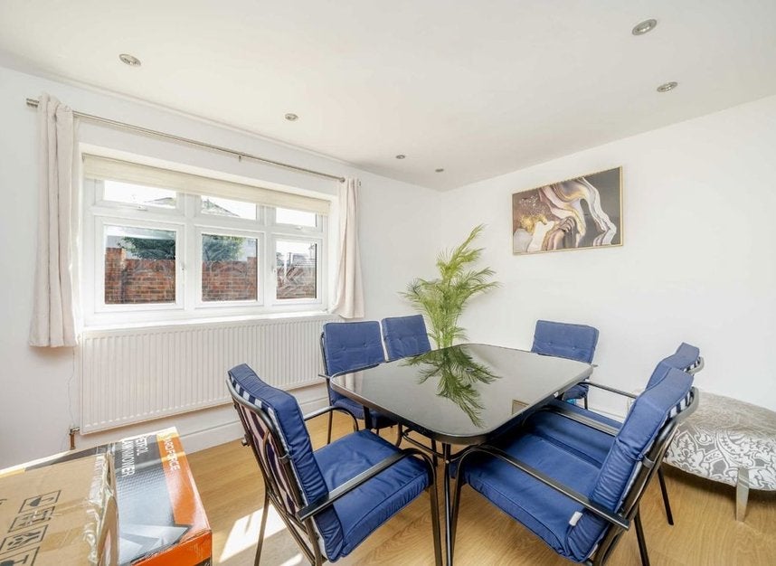 Flat Salcombe Gardens in Greater London