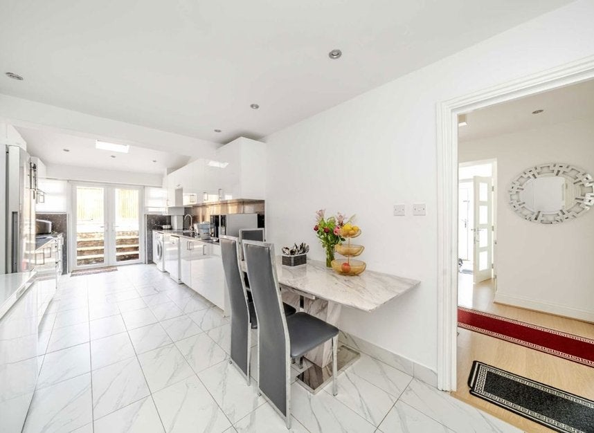 Flat Salcombe Gardens in Greater London