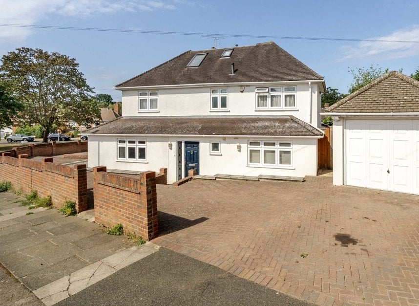 Flat Salcombe Gardens in Greater London