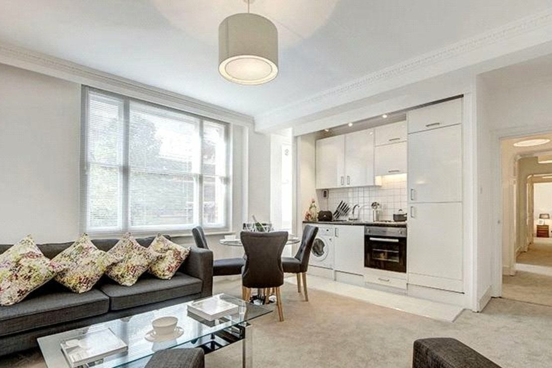 Flat Hill Street in City of Westminster