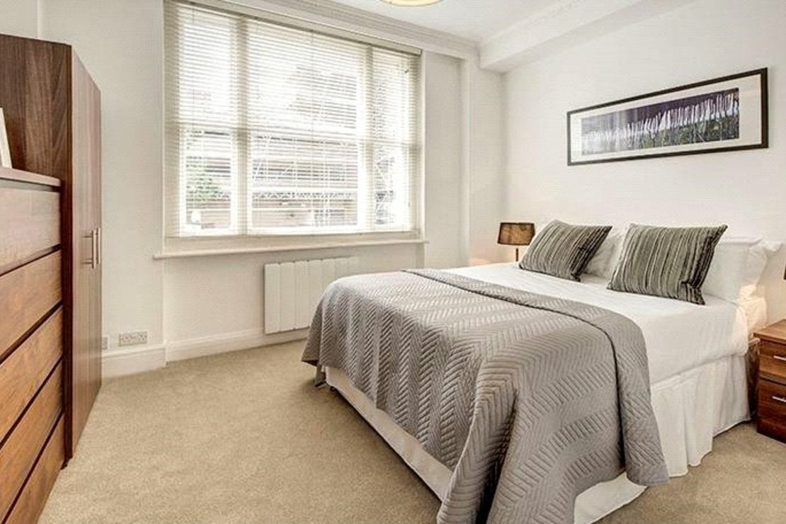 Flat Hill Street in City of Westminster