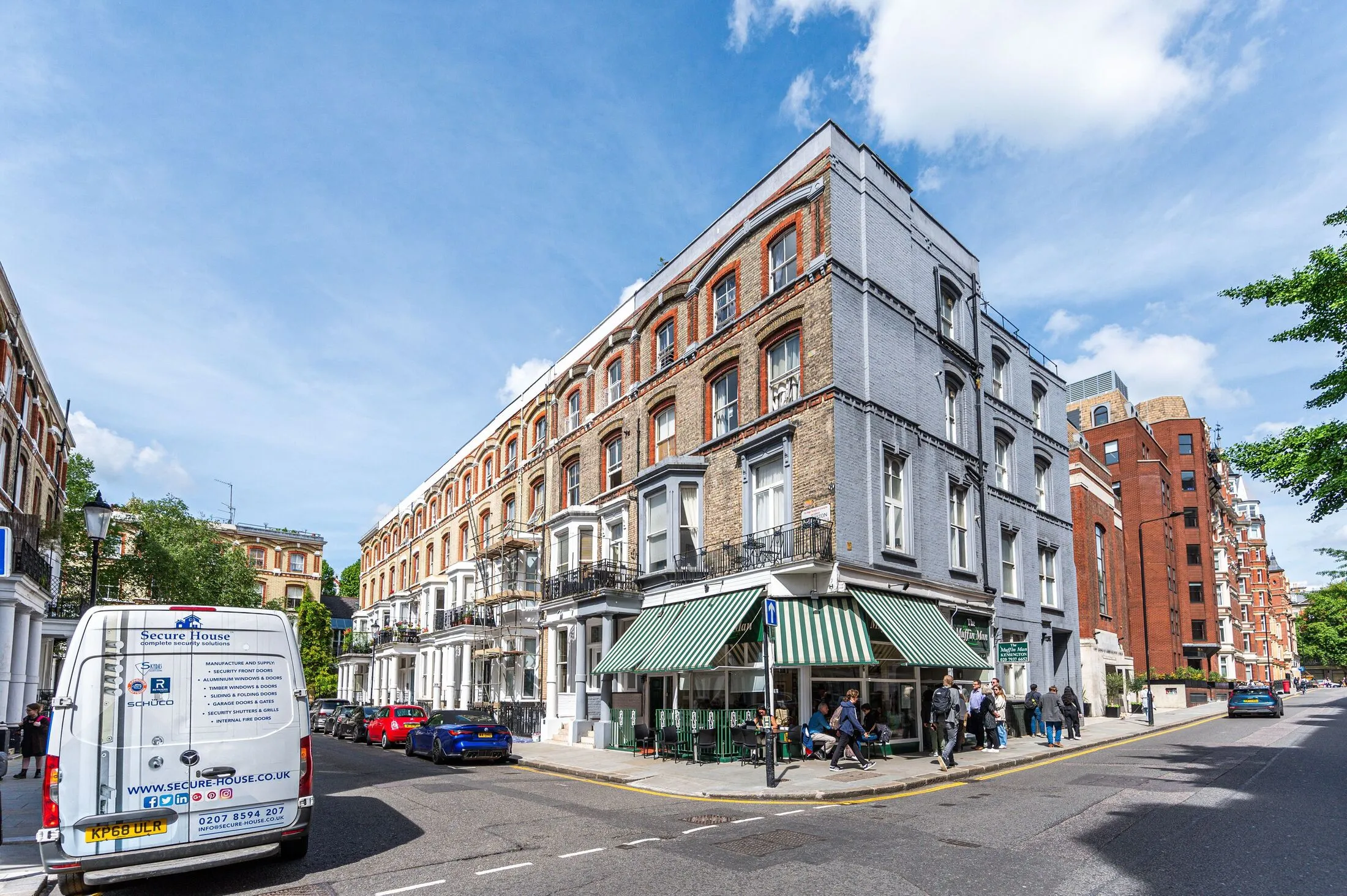 Flat Cheniston Gardens in Greater London